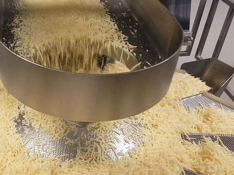 Grated cheese in weigher2